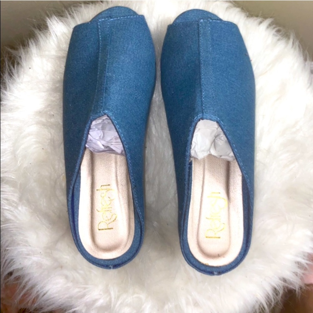 Cute and comfortable Denim wedge heels. 💙